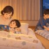 寝る前に絵本を読み生活リズムを整える親子